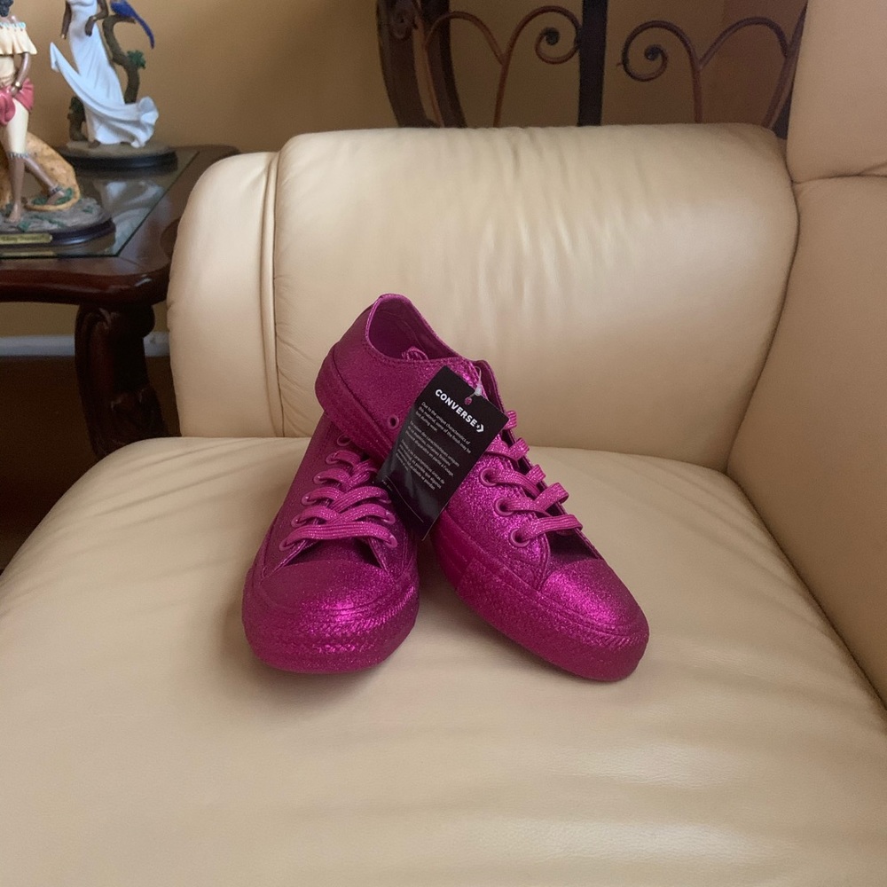 NWOB Converse Women’s Pink Glitter Sneaker Size 6